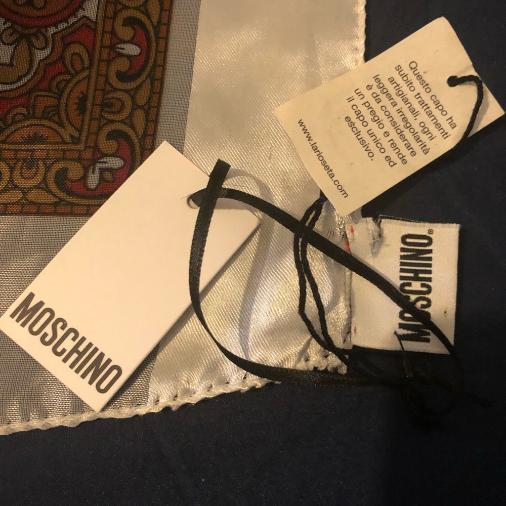 Moschino scarf ( large ) SOLD - Picture 5 of 11